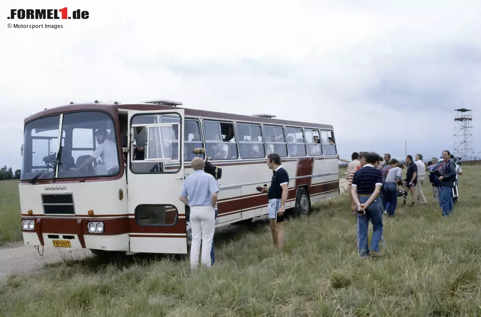 1982: Im Streit um neuen Superlizenz-Bedingungen des Weltverbands treten die Formel-1-Fahrer beim Südafrika-Grand-Prix in einen Streik und verlassen im Bus geschlossen die Strecke. Die Sache löst sich später auf: Die Fahrer erhalten Geldstrafen, die geplanten Änderungen kommen nicht. Foto zur News: 1982: Im Streit um neuen Superlizenz-Bedingungen des Weltverbands treten die Formel-1-Fahrer beim Südafrika-Grand-Prix in einen Streik und verlassen im Bus geschlossen die Strecke. Die Sache löst sich später auf: Die Fahrer erhalten Geldstrafen, die geplanten Änderungen kommen nicht.
