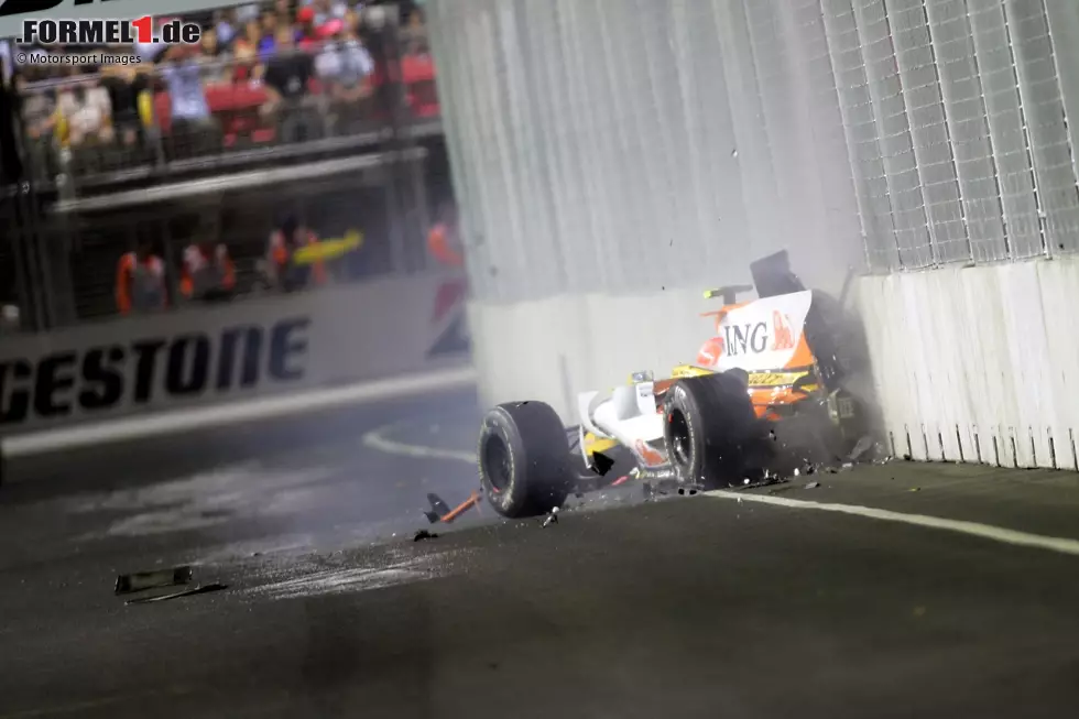 2008: Beim ersten Formel-1-Nachtrennen verunfallt Renault-Fahrer Nelson Piquet jun. auf Ansage des Teams. Von der anschließenden Safety-Car-Phase profitiert Teamkollege Fernando Alonso und gewinnt. Ein Jahr später fliegt die Sache auf und die Drahtzieher - unter anderem Teamchef Flavio Briatore - werden gesperrt. Foto zur News: 2008: Beim ersten Formel-1-Nachtrennen verunfallt Renault-Fahrer Nelson Piquet jun. auf Ansage des Teams. Von der anschließenden Safety-Car-Phase profitiert Teamkollege Fernando Alonso und gewinnt. Ein Jahr später fliegt die Sache auf und die Drahtzieher - unter anderem Teamchef Flavio Briatore - werden gesperrt.
