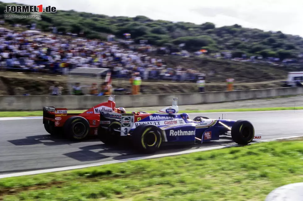 1997: Beim Saisonfinale in Jerez lässt sich Michael Schumacher im Duell mit Jacques Villeneuve zu einem "Rammstoß" hinreißen. Das Manöver aber misslingt: "Schumi" fällt aus, Villeneuve fährt weiter - und wird Formel-1-Weltmeister. Schumacher fliegt später aus der WM-Wertung und muss "Sozialstunden" für die FIA ableisten. Foto zur News: 1997: Beim Saisonfinale in Jerez lässt sich Michael Schumacher im Duell mit Jacques Villeneuve zu einem "Rammstoß" hinreißen. Das Manöver aber misslingt: "Schumi" fällt aus, Villeneuve fährt weiter - und wird Formel-1-Weltmeister. Schumacher fliegt später aus der WM-Wertung und muss "Sozialstunden" für die FIA ableisten.
