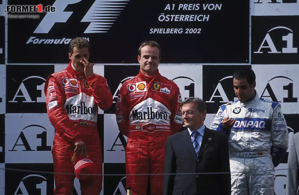 2002: Im zweiten Jahr in Folge wendet Ferrari in Österreich eine Stallregie zugunsten von Michael Schumacher an - er kriegt den Sieg geschenkt von Rubens Barrichello. Auf dem Podium holt "Schumi" Barrichello auf das oberste Treppchen. Nur das kostet Ferrari eine Million US-Dollar Strafe. Und: Stallregie wird in der Formel 1 verboten. Foto zur News: 2002: Im zweiten Jahr in Folge wendet Ferrari in Österreich eine Stallregie zugunsten von Michael Schumacher an - er kriegt den Sieg geschenkt von Rubens Barrichello. Auf dem Podium holt "Schumi" Barrichello auf das oberste Treppchen. Nur das kostet Ferrari eine Million US-Dollar Strafe. Und: Stallregie wird in der Formel 1 verboten.