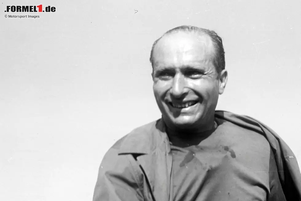 1958: Juan Manuel Fangio als damaliger Formel-1-Rekordchampion soll in Kuba ein Sportwagen-Rennen bestreiten, wird aber von den Rebellen von Fidel Castro entführt und festgehalten. Er kann das Rennen am Radio verfolgen und kommt nach 29 Stunden wieder frei. Foto zur News: 1958: Juan Manuel Fangio als damaliger Formel-1-Rekordchampion soll in Kuba ein Sportwagen-Rennen bestreiten, wird aber von den Rebellen von Fidel Castro entführt und festgehalten. Er kann das Rennen am Radio verfolgen und kommt nach 29 Stunden wieder frei.