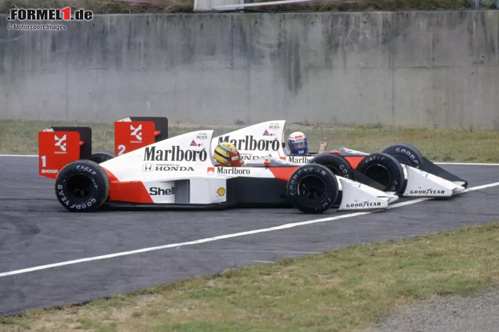 1989: Vorausgegangen ist diese Szene aus Suzuka im Jahr davor. Als McLaren-Teamkollegen kollidieren Ayrton Senna und Alain Prost im Positionskampf. Senna kann zwar weiterfahren, wird aber später disqualifiziert. Und damit ist Prost Weltmeister. Foto zur News: 1989: Vorausgegangen ist diese Szene aus Suzuka im Jahr davor. Als McLaren-Teamkollegen kollidieren Ayrton Senna und Alain Prost im Positionskampf. Senna kann zwar weiterfahren, wird aber später disqualifiziert. Und damit ist Prost Weltmeister.