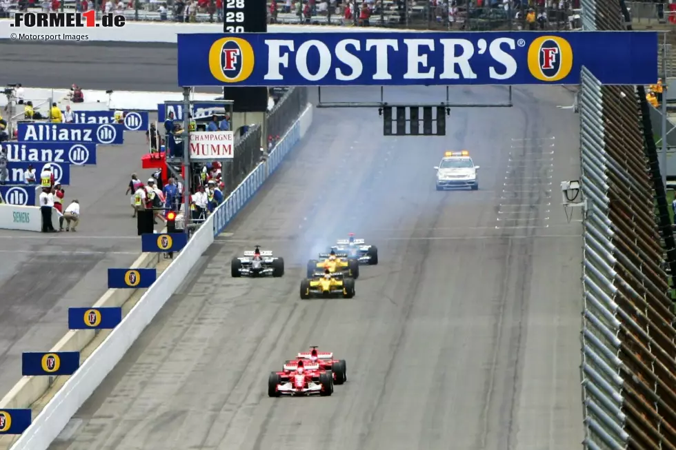 2005: Weil Michelin die Sicherheit seiner Formel-1-Reifen in Indianapolis nicht garantieren kann, treten nur die drei Bridgestone-Teams Ferrari, Jordan und Minardi zum USA-Grand-Prix an. Es folgt ein Pfeifkonzert für den "Mini Prix", das US-Publikum schließt (vorerst) ab mit der Formel 1. Foto zur News: 2005: Weil Michelin die Sicherheit seiner Formel-1-Reifen in Indianapolis nicht garantieren kann, treten nur die drei Bridgestone-Teams Ferrari, Jordan und Minardi zum USA-Grand-Prix an. Es folgt ein Pfeifkonzert für den "Mini Prix", das US-Publikum schließt (vorerst) ab mit der Formel 1.