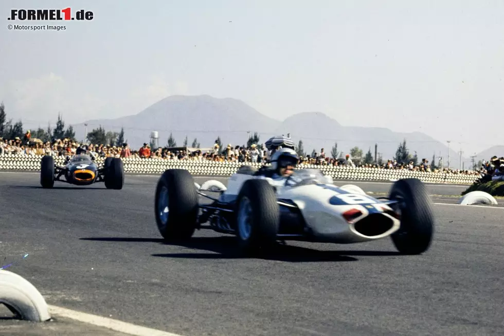1964: Beim WM-Finale in Mexiko kollidiert Ferrari-Fahrer Lorenzo Bandini erst mit Titelkandidat Graham Hill, dann lässt er seinen Teamkollegen John Surtees vorbei für P2. Dieser zweite Platz reicht Surtees zum Titelgewinn. Foto zur News: 1964: Beim WM-Finale in Mexiko kollidiert Ferrari-Fahrer Lorenzo Bandini erst mit Titelkandidat Graham Hill, dann lässt er seinen Teamkollegen John Surtees vorbei für P2. Dieser zweite Platz reicht Surtees zum Titelgewinn.