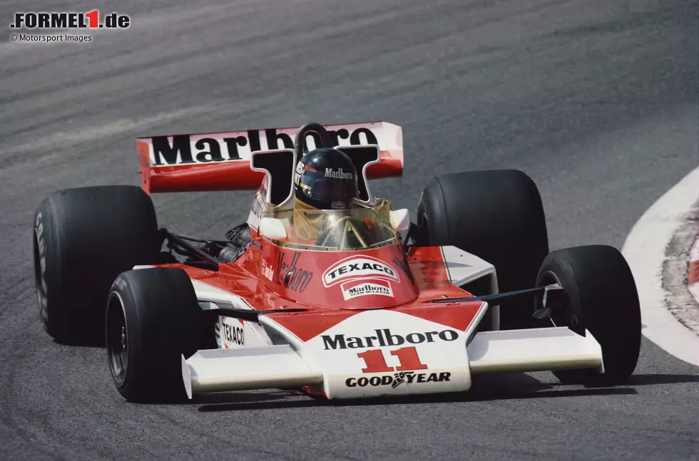 1976: Mehrere Rennen werden am grünen Tisch entschieden, und mehrmals ist McLaren-Fahrer James Hunt mittendrin. Er verliert den Spanien-Sieg nach technischem Regelverstoß, kriegt den Sieg aber später zurück. In England gewinnt er erneut, doch der Sieg wird ihm für einen Regelverstoß beim Rennabbruch aberkannt. Foto zur News: 1976: Mehrere Rennen werden am grünen Tisch entschieden, und mehrmals ist McLaren-Fahrer James Hunt mittendrin. Er verliert den Spanien-Sieg nach technischem Regelverstoß, kriegt den Sieg aber später zurück. In England gewinnt er erneut, doch der Sieg wird ihm für einen Regelverstoß beim Rennabbruch aberkannt.