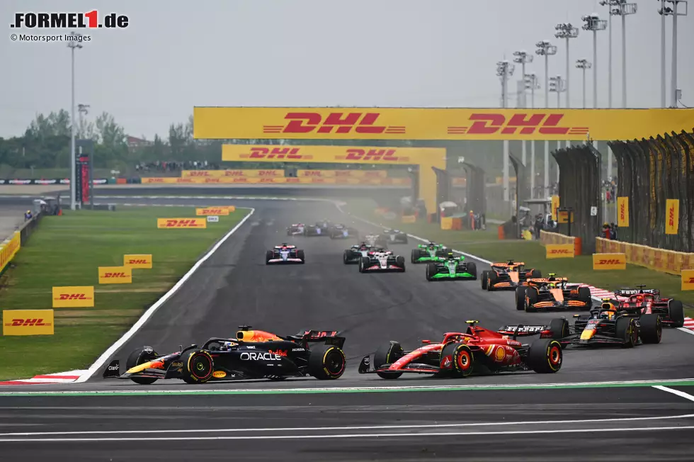 Foto zur News: 1. Schanghai (China): Max Verstappen im Red Bull gewinnt im ersten Sprint der Saison 2024 vor Lewis Hamilton im Mercedes und Sergio Perez im zweiten Red Bull. Es fahren außerdem beide Ferrari- und beide McLaren-Fahrer in die Punkte. Stand: 1. Verstappen (8), 2. Hamilton (7), 3. Perez (6), 4. Leclerc (5), 5. Sainz (4).