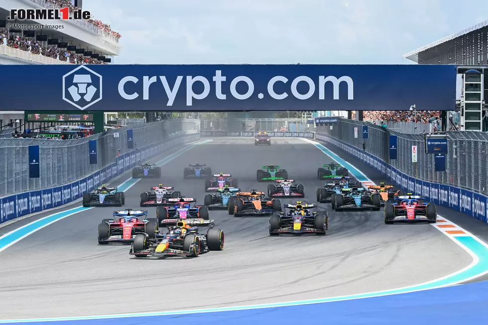 Foto zur News: 2. Miami (USA): Verstappen im Red Bull gewinnt auch den zweiten Sprint des Jahres, dieses Mal vor Leclerc im Ferrari und Perez im Red Bull. Es überraschen Ricciardo mit P4 und Hülkenberg mit P7. Stand: 1. Verstappen (16), 2. Leclerc (12), 3. Perez (12), 4. Sainz (8), 5. Hamilton (7).