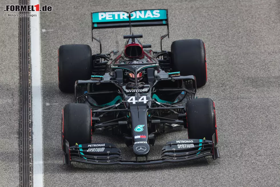 Mercedes erzielt mit dem W11 in der Saison 2020 einen "Doppelsieg" in der Fahrerwertung und holt sich folgerichtig auch den Titel in der Konstrukteurswertung - dann übrigens im schwarzen Autodesign, das es bei den Tests noch nicht gegeben hat. Foto zur News: Mercedes erzielt mit dem W11 in der Saison 2020 einen "Doppelsieg" in der Fahrerwertung und holt sich folgerichtig auch den Titel in der Konstrukteurswertung - dann übrigens im schwarzen Autodesign, das es bei den Tests noch nicht gegeben hat.