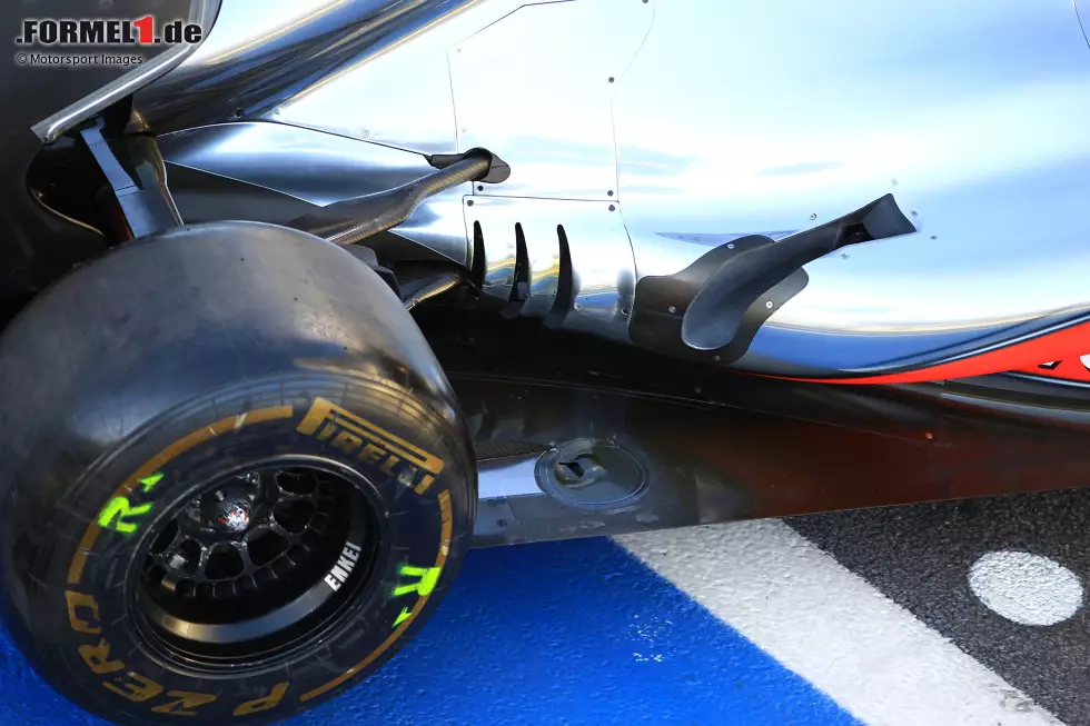 2012 verschärft die FIA die Regeln für das "Anblasen" des Unterbodens und des Diffusors. Das Ergebnis ist der sogenannte Coanda-Auspuff, der in unterschiedlichen Varianten entwickelt wird. Eine Version ... Foto zur News: 2012 verschärft die FIA die Regeln für das "Anblasen" des Unterbodens und des Diffusors. Das Ergebnis ist der sogenannte Coanda-Auspuff, der in unterschiedlichen Varianten entwickelt wird. Eine Version ...
