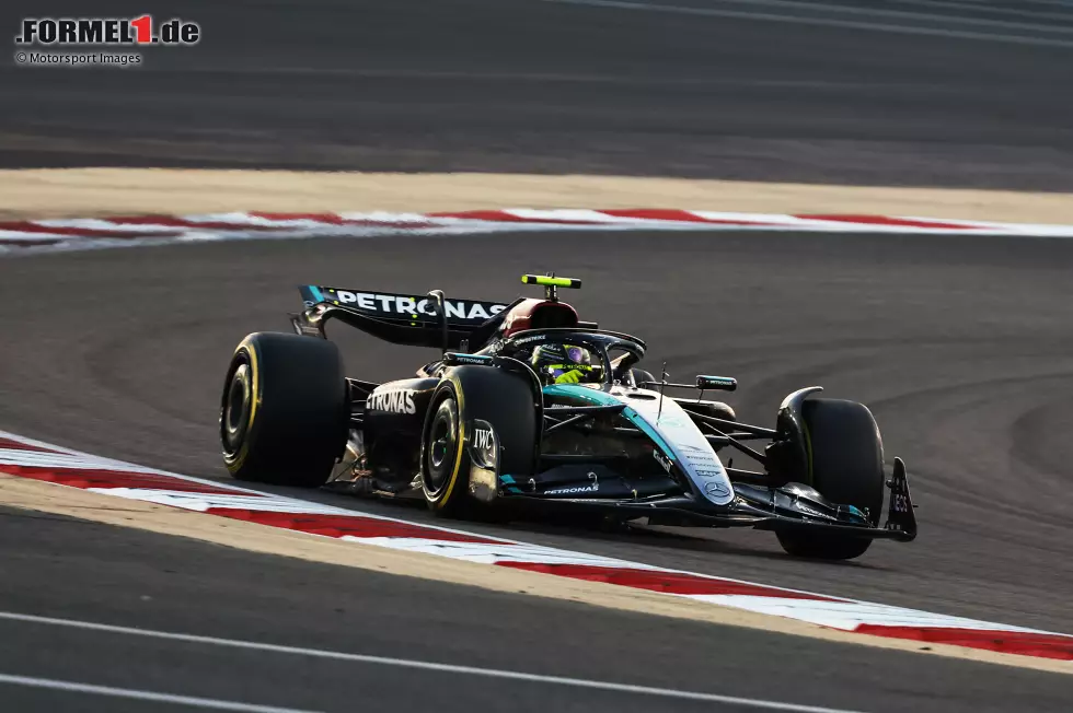 Foto zur News: ... andere, um sich in Szene zu setzen: George Russell fährt den Mercedes W15 um 0,046 Sekunden auf P2 hinter Leclerc, dahinter überrascht ...