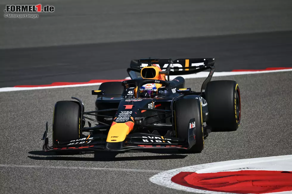 Foto zur News: ... Red Bull RB20 erweist sich in den Händen von Verstappen nicht nur als auf Anhieb schnell, sondern auch als sehr zuverlässig: Verstappen schafft 143 Runden, was knapp zweieinhalb Renndistanzen entspricht. Nur ...