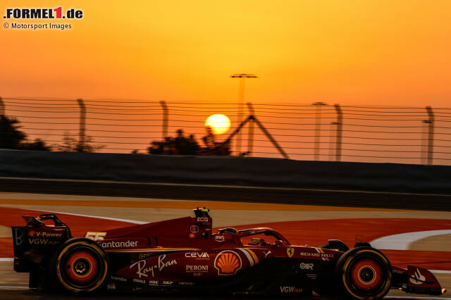 Foto zur News: Ferrari-Fahrer Carlos Sainz ist im SF-24 der schnellste Mann am zweiten Tag der Formel-1-Wintertests in Bahrain. Auf weichen Reifen kommt er auf 1:29.921 Minuten und unterbietet damit die Vortagesbestzeit von Max Verstappen im Red Bull um gut 1,4 Sekunden. 0,758 Sekunden hinter Sainz ...