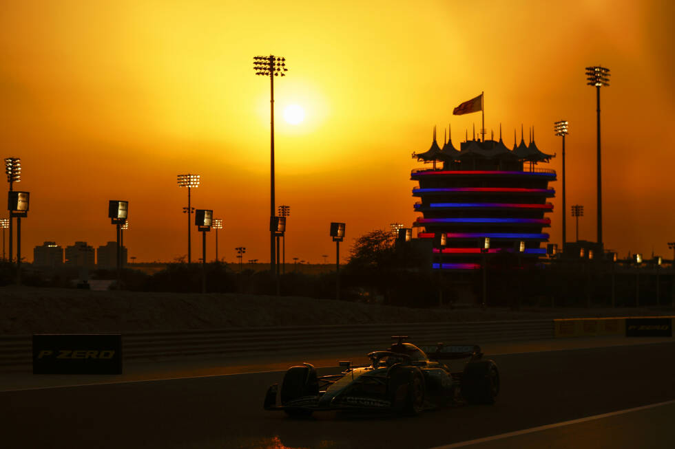 Foto zur News: ... gehen die zehn Teams am Freitag in den dritten und letzten Testtag der Formel-1-Wintertests 2024. Wenn danach die Zielflagge fällt, ist es nur noch eine Woche bis zum Saisonauftakt, der ebenfalls in Bahrain ausgetragen wird.