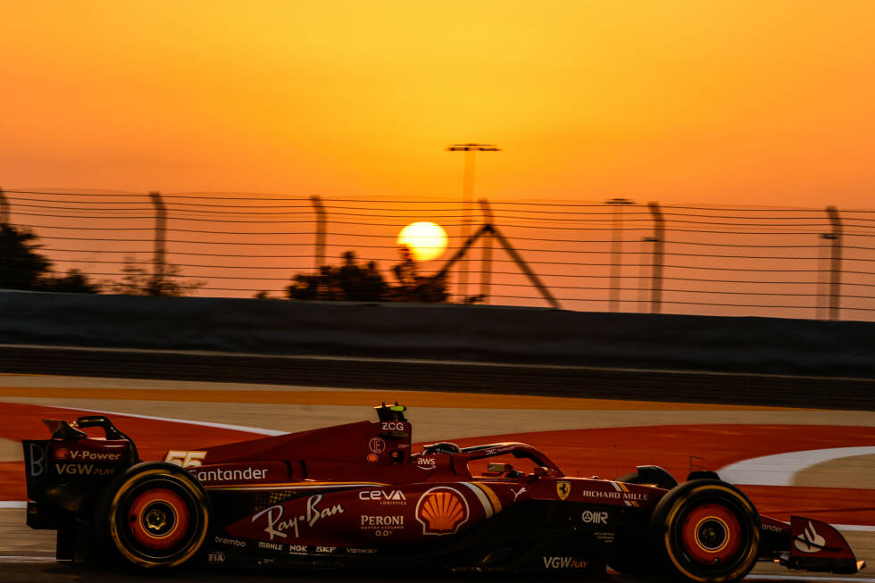 Foto zur News: Ferrari-Fahrer Carlos Sainz ist im SF-24 der schnellste Mann am zweiten Tag der Formel-1-Wintertests in Bahrain. Auf weichen Reifen kommt er auf 1:29.921 Minuten und unterbietet damit die Vortagesbestzeit von Max Verstappen im Red Bull um gut 1,4 Sekunden. 0,758 Sekunden hinter Sainz ...