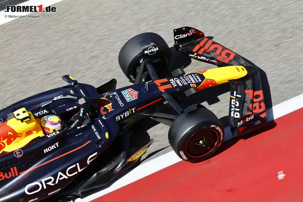 Foto zur News: ... platziert sich Sergio Perez im Red Bull RB20 als erster Verfolger, aber ganz rund läuft es nicht für das Weltmeister-Team: Überhitzende Bremsen zwingen Perez zwischendurch für eine halbe Stunde an die Box. In den Longruns aber ist Perez im Red Bull extrem stark! Verbessert im Vergleich ...