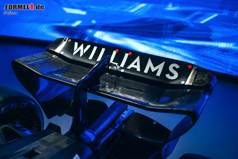 Bei allen Änderungen aber bleibt es bei der historischen Fahrzeug-Bezeichnung: FW steht für Frank Williams, den Teamgründer und langjährigen Teamchef. Er ist zwar bereits verstorben und die Familie Williams aus dem Team ausgeschieden, aber an der Namenstradition hält man bei Williams weiter fest. Foto zur News: Bei allen Änderungen aber bleibt es bei der historischen Fahrzeug-Bezeichnung: FW steht für Frank Williams, den Teamgründer und langjährigen Teamchef. Er ist zwar bereits verstorben und die Familie Williams aus dem Team ausgeschieden, aber an der Namenstradition hält man bei Williams weiter fest.