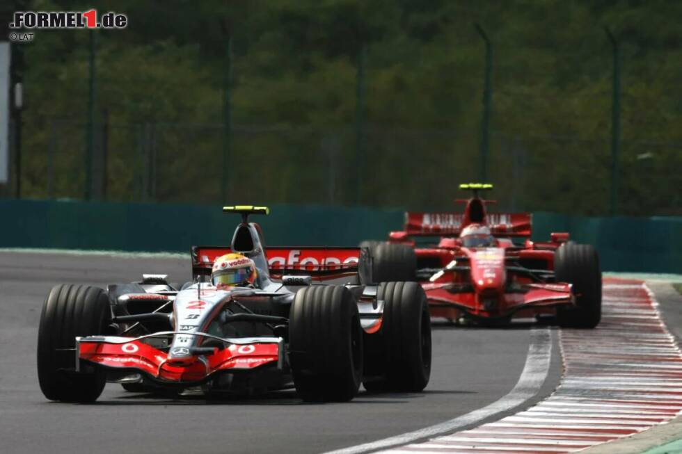 Foto zur News: ... bereits in seiner ersten Formel-1-Saison kämpft Hamilton um den WM-Titel. Am Ende des Jahres geht der Titel allerdings nach Maranello: Ferrari-Pilot Kimi Räikkönen gewinnt die Weltmeisterschaft mit einem Punkt Vorsprung vor Hamilton.