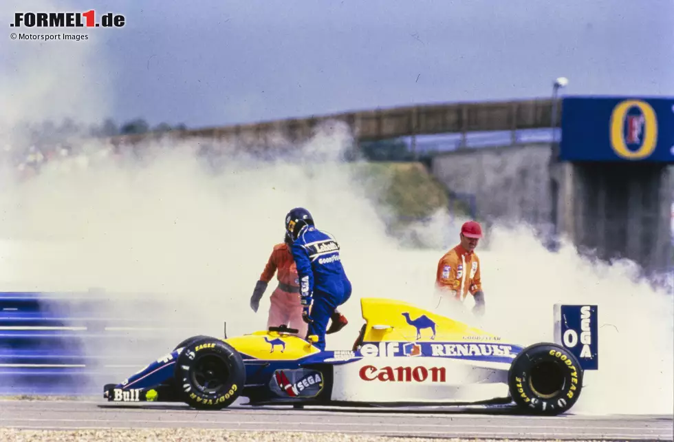 Silverstone 1993: Weltmeister-Sohn Damon Hill ist für Williams auf dem Weg zum Heimsieg, als ihn nach 41 Runden ein Motorschaden stoppt. Teamkollege Alain Prost staubt ab - und entschuldigt sich bei den englischen Fans. Die aber haben ... Foto zur News: Silverstone 1993: Weltmeister-Sohn Damon Hill ist für Williams auf dem Weg zum Heimsieg, als ihn nach 41 Runden ein Motorschaden stoppt. Teamkollege Alain Prost staubt ab - und entschuldigt sich bei den englischen Fans. Die aber haben ...