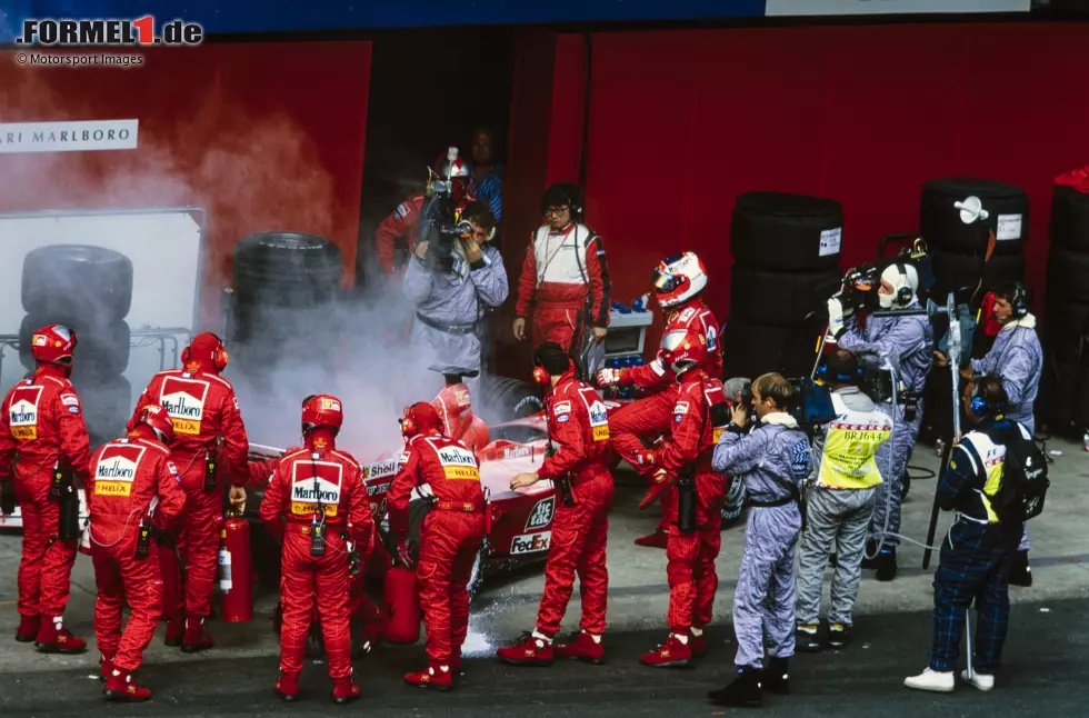 Sao Paulo 2000: Rubens Barrichello führt im Ferrari kurzzeitig den Brasilien-Grand-Prix an. Doch nach der ersten Serie an Boxenstopps geht alles schief: Ein Hydraulikdefekt zwingt ihn zur Aufgabe, das Feuer wird schnell gelöscht. Und es bleibt herzzerreißend für Barrichello, denn ... Foto zur News: Sao Paulo 2000: Rubens Barrichello führt im Ferrari kurzzeitig den Brasilien-Grand-Prix an. Doch nach der ersten Serie an Boxenstopps geht alles schief: Ein Hydraulikdefekt zwingt ihn zur Aufgabe, das Feuer wird schnell gelöscht. Und es bleibt herzzerreißend für Barrichello, denn ...