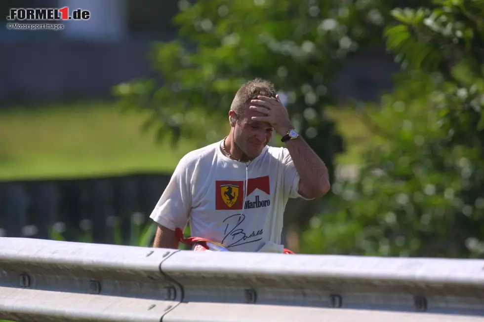 ... auch 2002 führt er sein Heimrennen an, und wieder spielt die Technik nicht mit: Barrichello fällt erneut aus, und .... Foto zur News: ... auch 2002 führt er sein Heimrennen an, und wieder spielt die Technik nicht mit: Barrichello fällt erneut aus, und ....