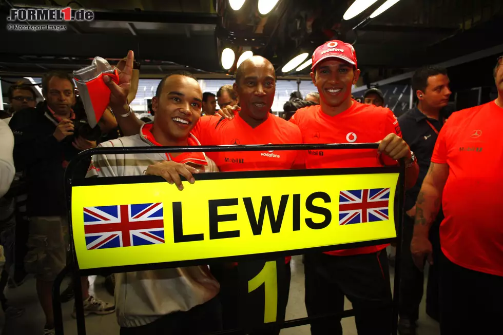 ... nachdem er bei der Zieldurchfahrt für wenige Sekunden virtuell Weltmeister ist, kommt Lewis Hamilton im McLaren doch noch auf P5 über die Linie - und das reicht zum Titelgewinn. Massa ist damit doch nur Zweiter und - obwohl Rennsieger - nur "Sieger der Herzen". Foto zur News: ... nachdem er bei der Zieldurchfahrt für wenige Sekunden virtuell Weltmeister ist, kommt Lewis Hamilton im McLaren doch noch auf P5 über die Linie - und das reicht zum Titelgewinn. Massa ist damit doch nur Zweiter und - obwohl Rennsieger - nur "Sieger der Herzen".