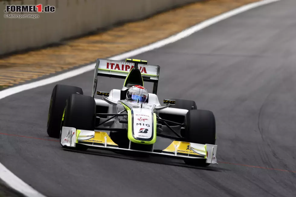 ... folgt 2009 die nächste Chance: Barrichello stellt seinen Brawn auf Poleposition und wittert die Gelegenheit, seine WM-Hoffnungen gegen Jenson Button aufrechtzuerhalten. Der Speed aber passt nicht, ein Reifenschaden kommt dazu: Barrichello verpasst den Heimsieg erneut und muss obendrein Button zum Titel gratulieren! Foto zur News: ... folgt 2009 die nächste Chance: Barrichello stellt seinen Brawn auf Poleposition und wittert die Gelegenheit, seine WM-Hoffnungen gegen Jenson Button aufrechtzuerhalten. Der Speed aber passt nicht, ein Reifenschaden kommt dazu: Barrichello verpasst den Heimsieg erneut und muss obendrein Button zum Titel gratulieren!