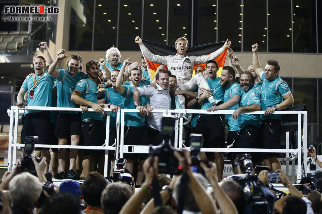 Foto zur News: Die Hybridära brachte in zehn Jahren lediglich drei Weltmeister hervor. Lewis Hamilton gewann den Titel nämlich gleich sechsmal (2014, 2015, 2017, 2018, 2019, 2020), Max Verstappen dreimal (2021, 2022, 2023) und Nico Rosberg einmal (2016).
