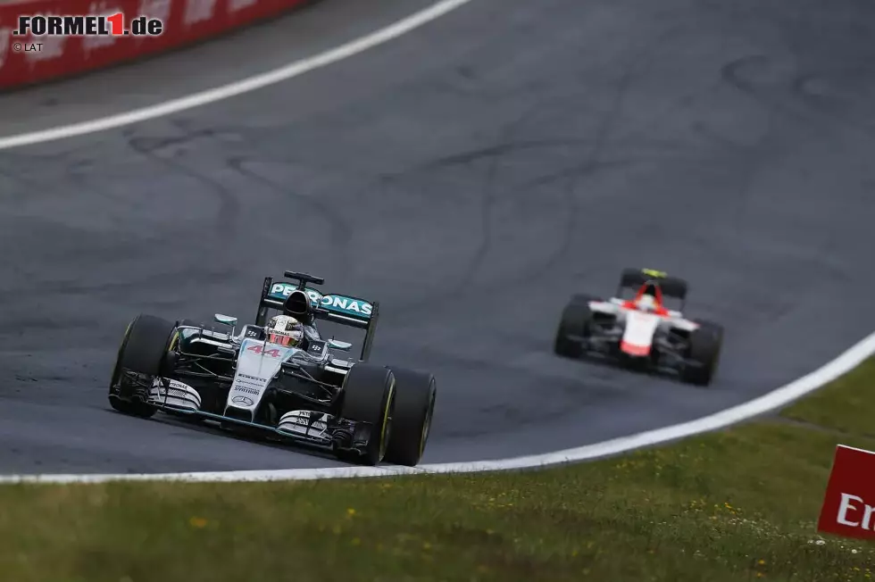 Eine Überraschung auf der anderen Seite des Spektrums. Die geringste Ausfallquote unter den Piloten mit mindestens zehn Starts haben die beiden Mercedes-Fahrer Lewis Hamilton (5,5 Prozent) und Nico Rosberg (6,8 Prozent). Dahinter taucht auf dem dritten Platz allerdings ein Name auf, den wohl kaum jemand auf dem Zettel hat: Roberto Merhi! Foto zur News: Eine Überraschung auf der anderen Seite des Spektrums. Die geringste Ausfallquote unter den Piloten mit mindestens zehn Starts haben die beiden Mercedes-Fahrer Lewis Hamilton (5,5 Prozent) und Nico Rosberg (6,8 Prozent). Dahinter taucht auf dem dritten Platz allerdings ein Name auf, den wohl kaum jemand auf dem Zettel hat: Roberto Merhi!