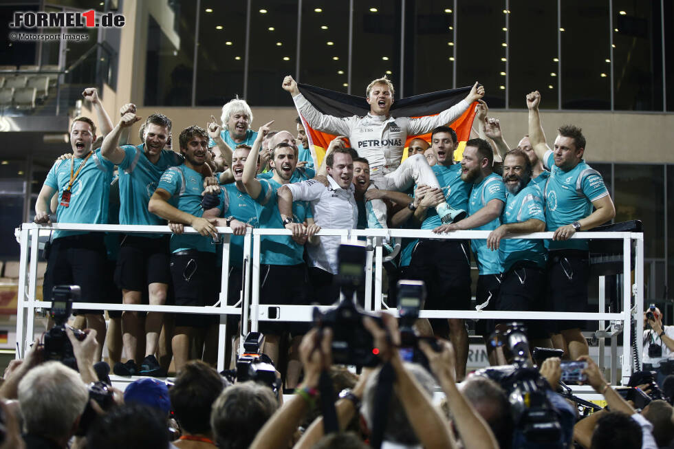 Foto zur News: Die Hybridära brachte in zehn Jahren lediglich drei Weltmeister hervor. Lewis Hamilton gewann den Titel nämlich gleich sechsmal (2014, 2015, 2017, 2018, 2019, 2020), Max Verstappen dreimal (2021, 2022, 2023) und Nico Rosberg einmal (2016).