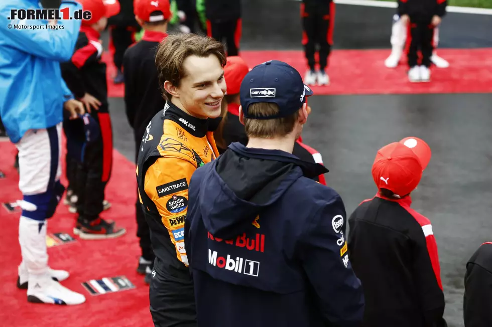 Oscar Piastri (Redaktion: 3) - Nach P2 in Monaco dieses Mal wieder im Schatten von Norris, aber eine schlechte Leistung war es deswegen nicht. Lieferte in Qualifying und Rennen solide ab. Für eine 2 war es aber auch uns am Ende etwas zu wenig. Foto zur News: Oscar Piastri (Redaktion: 3) - Nach P2 in Monaco dieses Mal wieder im Schatten von Norris, aber eine schlechte Leistung war es deswegen nicht. Lieferte in Qualifying und Rennen solide ab. Für eine 2 war es aber auch uns am Ende etwas zu wenig.