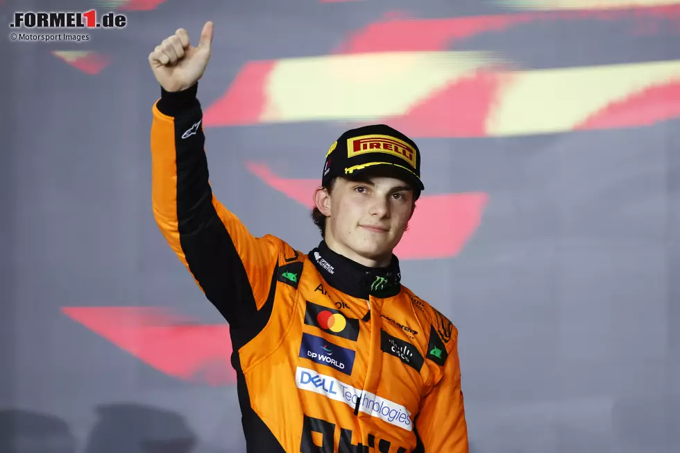 Oscar Piastri (Redaktion: 3) - Erneut sind wir kritischer, denn der Sprintsieg war ein komplettes Geschenk. Im Rennen steckte er dann zu Beginn zu lange hinter Russell fest und hatte etwas Pech mit Safety-Car. P3 ist ein gutes Ergebnis, aber Norris zeigte, dass im McLaren eigentlich mehr drin war. Foto zur News: Oscar Piastri (Redaktion: 3) - Erneut sind wir kritischer, denn der Sprintsieg war ein komplettes Geschenk. Im Rennen steckte er dann zu Beginn zu lange hinter Russell fest und hatte etwas Pech mit Safety-Car. P3 ist ein gutes Ergebnis, aber Norris zeigte, dass im McLaren eigentlich mehr drin war.