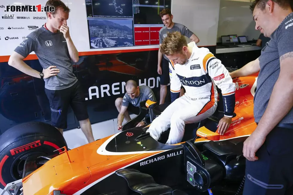 Um ganz andere Flüssigkeiten ging es 2017 in Monaco, wo der eigentlich bereits zurückgetretene Jenson Button einmalig Fernando Alonso im McLaren ersetzte. Seine Funk-Botschaft an den Spanier kurz vor dem Start: "Ich werde in deinen Sitz pinkeln!" Das tat er zwar nicht, dafür crashte er später im Rennen ... Foto zur News: Um ganz andere Flüssigkeiten ging es 2017 in Monaco, wo der eigentlich bereits zurückgetretene Jenson Button einmalig Fernando Alonso im McLaren ersetzte. Seine Funk-Botschaft an den Spanier kurz vor dem Start: "Ich werde in deinen Sitz pinkeln!" Das tat er zwar nicht, dafür crashte er später im Rennen ...