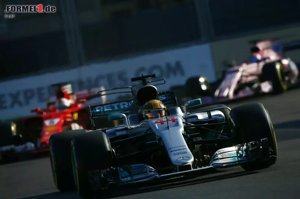 Pech hatte auch Lewis Hamilton 2017 in Baku: An seinem Mercedes löste sich während der Fahrt die Kopfstütze. Der Brite musste daraufhin auf Anweisung der Rennleitung aus Sicherheitsgründen einen zusätzlichen Boxenstopp einlegen, um diese wieder befestigen zu lassen, was ihn um den fast schon sicheren Sieg brachte. Foto zur News: Pech hatte auch Lewis Hamilton 2017 in Baku: An seinem Mercedes löste sich während der Fahrt die Kopfstütze. Der Brite musste daraufhin auf Anweisung der Rennleitung aus Sicherheitsgründen einen zusätzlichen Boxenstopp einlegen, um diese wieder befestigen zu lassen, was ihn um den fast schon sicheren Sieg brachte.