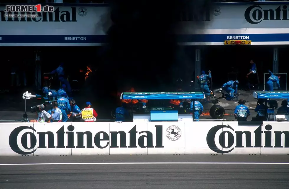Noch deutlich unangenehmer wurde es 1994 für Jos Verstappen. Der Vater von Max saß hilflos im Cockpit, als sein Benetton beim Nachtanken während eines Boxenstopps in Brand geriet. Glücklicherweise kam der Niederländer ohne schlimmere Verletzungen davon und saß bereits einige Tage später wieder im Auto. Foto zur News: Noch deutlich unangenehmer wurde es 1994 für Jos Verstappen. Der Vater von Max saß hilflos im Cockpit, als sein Benetton beim Nachtanken während eines Boxenstopps in Brand geriet. Glücklicherweise kam der Niederländer ohne schlimmere Verletzungen davon und saß bereits einige Tage später wieder im Auto.