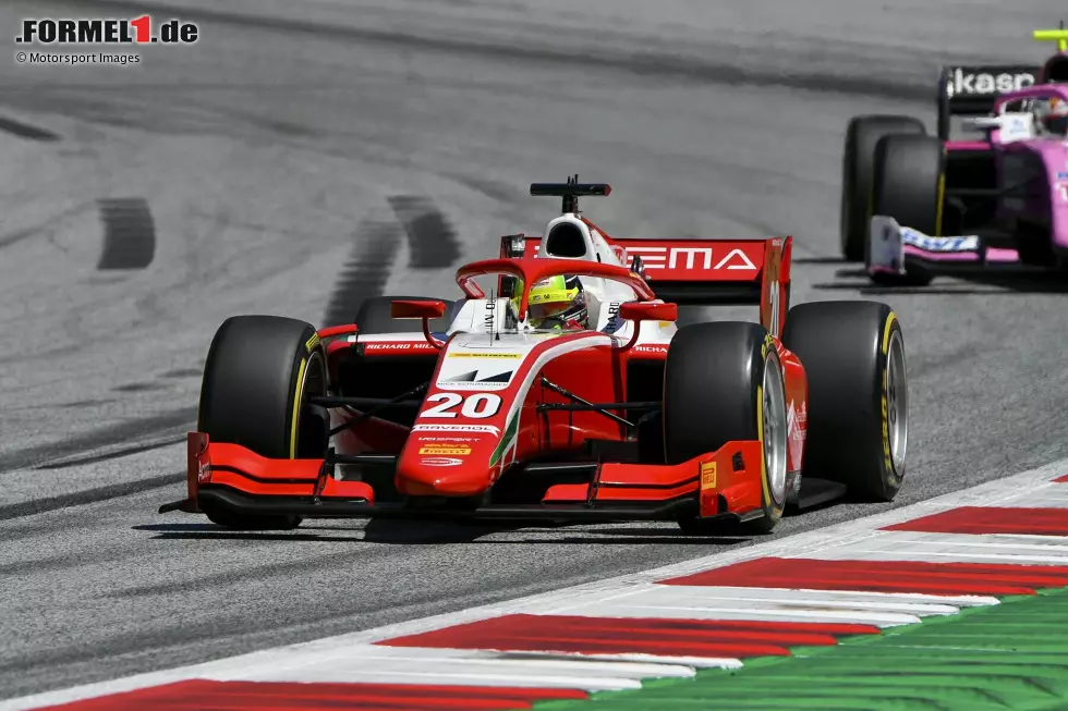 Eine ziemliche Sauerei gab es auch 2020 bei Mick Schumacher, damals noch im Formel-2-Auto. In Spielberg sorgte ein kleines Gummiteil dafür, dass der Feuerlöcher in seinem Cockpit während der Fahrt ausgelöst wurde. Nicht nur unangenehm, sondern auch das Ende seines Rennens. Denn ohne intakten Feuerlöcher darf man nicht mehr weiterfahren. Foto zur News: Eine ziemliche Sauerei gab es auch 2020 bei Mick Schumacher, damals noch im Formel-2-Auto. In Spielberg sorgte ein kleines Gummiteil dafür, dass der Feuerlöcher in seinem Cockpit während der Fahrt ausgelöst wurde. Nicht nur unangenehm, sondern auch das Ende seines Rennens. Denn ohne intakten Feuerlöcher darf man nicht mehr weiterfahren.