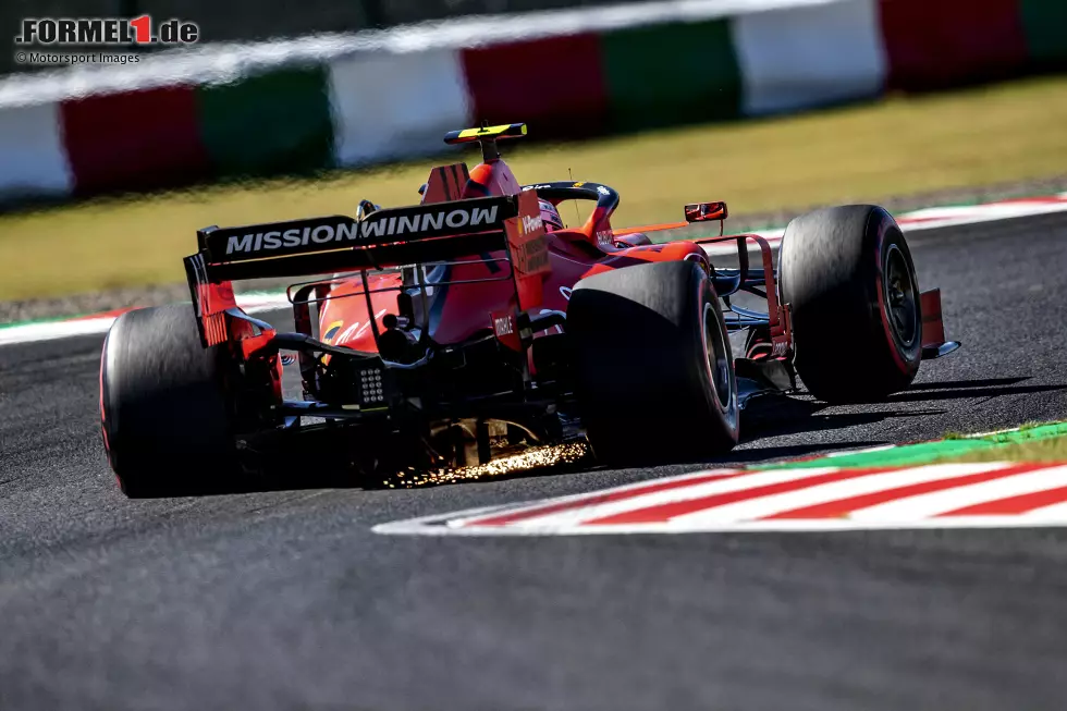 Zwei Jahre später löste sich bei Charles Leclerc in Suzuka nach einer Berührung mit Max Verstappen nicht die Kopfstütze, dafür aber ein Spiegel. Der Ferrari-Pilot hielt diesen daraufhin fest und fuhr also zwischenzeitlich einhändig weiter! Eine Aktion, die man auch nicht unbedingt nachmachen sollte ... Foto zur News: Zwei Jahre später löste sich bei Charles Leclerc in Suzuka nach einer Berührung mit Max Verstappen nicht die Kopfstütze, dafür aber ein Spiegel. Der Ferrari-Pilot hielt diesen daraufhin fest und fuhr also zwischenzeitlich einhändig weiter! Eine Aktion, die man auch nicht unbedingt nachmachen sollte ...