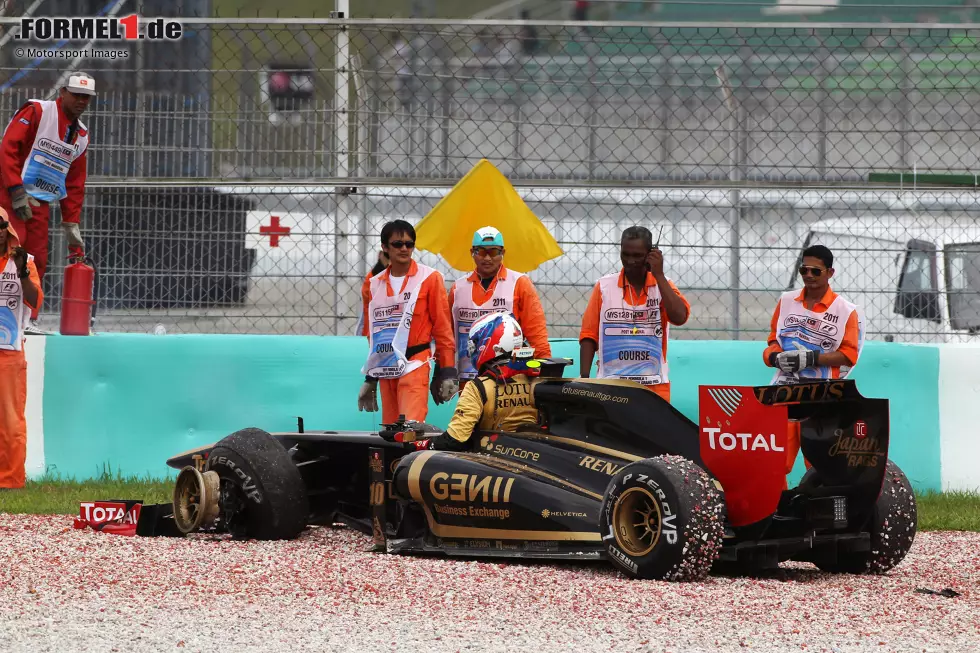 Und noch einmal Renault: 2011 später fuhr Witali Petrow beim Großen Preis von Malaysia neben der Strecke so heftig über eine Bodenwelle, dass die Lenksäule brach und sich das Lenkrad löste. Der Russe hatte so plötzlich das Lenkrad lose in der Hand, während das Auto noch fuhr! Glücklicherweise konnte er ohne einen Crash anhalten. Foto zur News: Und noch einmal Renault: 2011 später fuhr Witali Petrow beim Großen Preis von Malaysia neben der Strecke so heftig über eine Bodenwelle, dass die Lenksäule brach und sich das Lenkrad löste. Der Russe hatte so plötzlich das Lenkrad lose in der Hand, während das Auto noch fuhr! Glücklicherweise konnte er ohne einen Crash anhalten.