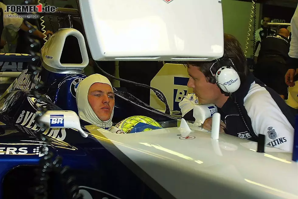 Hilflos war auch Ralf Schumacher, als er 2001 beim Großen Preis von Belgien aufgebockt in der Startaufstellung stand. Der Deutsche musste (aus einer erhöhten Perspektive) hilflos mitansehen, wie das komplette Feld an ihm vorbeifuhr. Sein zweiter Startplatz war damit weg, er musste anschließend von ganz hinten starten. Foto zur News: Hilflos war auch Ralf Schumacher, als er 2001 beim Großen Preis von Belgien aufgebockt in der Startaufstellung stand. Der Deutsche musste (aus einer erhöhten Perspektive) hilflos mitansehen, wie das komplette Feld an ihm vorbeifuhr. Sein zweiter Startplatz war damit weg, er musste anschließend von ganz hinten starten.