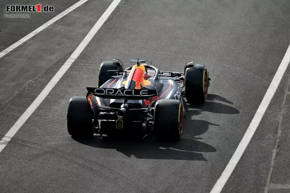 Foto zur News: Unangenehm wird es auch, wenn Dinge im Cockpit rumbaumeln. Dass sich mal eine Schraube löst, kommt vor, aber Max Verstappen hatte im Training von Ungarn 2025 etwas Ungewöhnliches im Auto: ein Handtuch! Das wurde von seinem Team dort vergessen. Der Niederländer schmiss es daraufhin einfach aus dem Auto.