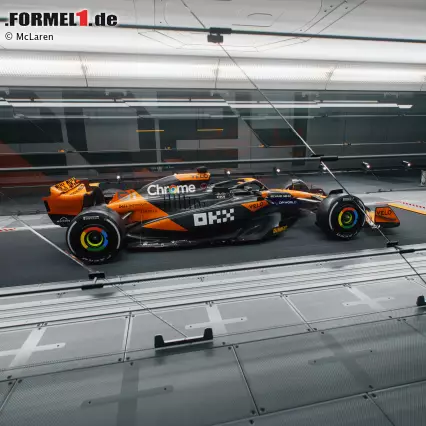 Foto zur News: Der neue McLaren fällt mit schwarzen Seitenkästen auf, ...