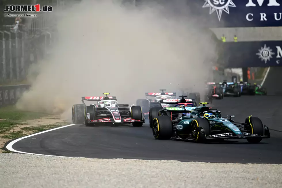 Daniel Ricciardo (Marc Surer: 3) - "Trotz der Strafe! Er war super unterwegs, wenn auch ein bisschen zu viel im Duell mit Nico." Foto zur News: Daniel Ricciardo (Marc Surer: 3) - "Trotz der Strafe! Er war super unterwegs, wenn auch ein bisschen zu viel im Duell mit Nico."