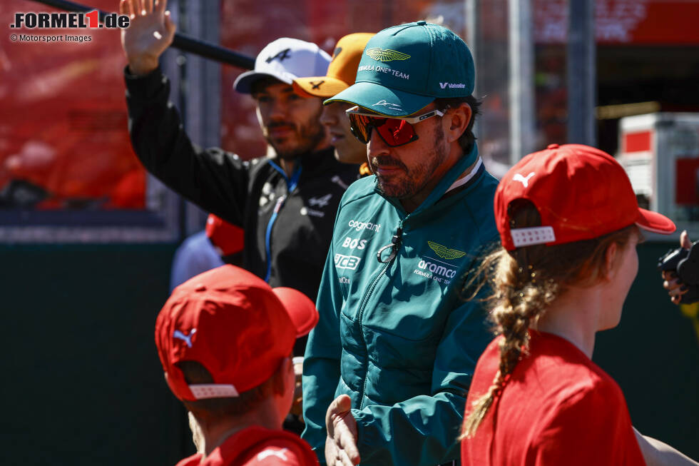 Foto zur News: Fernando Alonso (Redaktion: 4) - Wir sehen die Aktion nicht ganz so kritisch, sind aber auch der Meinung, dass es kein gutes Wochenende war. Im Qualifying nach einem Fehler Letzter in Q3 und im Rennen wäre er ohne VSC-Glück auch gar nicht erst vor Russell und so weit vorne gewesen.