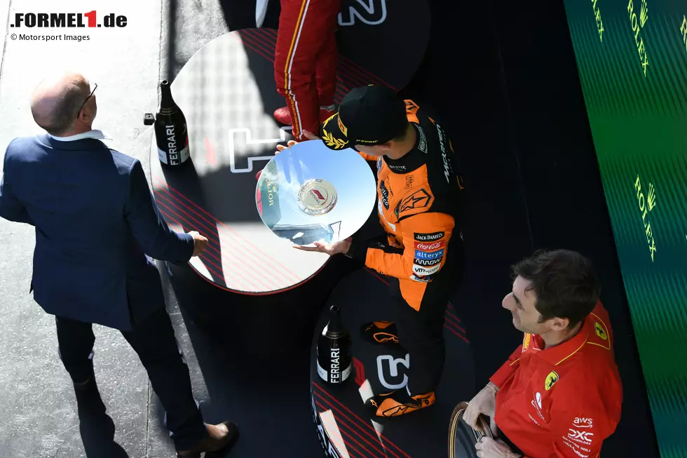 Lando Norris (Redaktion: 2) - Bei der Redaktion geht es knapp an der Bestnote vorbei. Für uns ein "gutes" Wochenende, aber ohne die ganz großen Highlights. Profitierte in der Startaufstellung von der Perez-Strafe und musste auf der Strecke nur einmal seinen Teamkollegen überholen - der aber keine Gegenwehr leistete. Foto zur News: Lando Norris (Redaktion: 2) - Bei der Redaktion geht es knapp an der Bestnote vorbei. Für uns ein "gutes" Wochenende, aber ohne die ganz großen Highlights. Profitierte in der Startaufstellung von der Perez-Strafe und musste auf der Strecke nur einmal seinen Teamkollegen überholen - der aber keine Gegenwehr leistete.