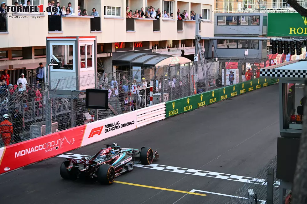 George Russell (Marc Surer: 2) - "Schlägt den Teamkollegen und lässt die Mediumreifen bis am Ende am Leben. Hält auch dem Druck von Verstappen stand. Eine gute Leistung." Foto zur News: George Russell (Marc Surer: 2) - "Schlägt den Teamkollegen und lässt die Mediumreifen bis am Ende am Leben. Hält auch dem Druck von Verstappen stand. Eine gute Leistung."