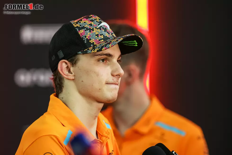 Oscar Piastri (Redaktion: 3) - Und genau der ist der Grund, warum es bei uns nicht zur 2 reicht. Startplatz 5 ist (gerade in Singapur) zu wenig, wenn der Teamkollege auf Pole steht. Im Rennen dann eine gute zweite Hälfte nach dem Boxenstopp. Aber auch bei ihm wäre mit einem besseren Qualifying mehr als P3 möglich gewesen. Foto zur News: Oscar Piastri (Redaktion: 3) - Und genau der ist der Grund, warum es bei uns nicht zur 2 reicht. Startplatz 5 ist (gerade in Singapur) zu wenig, wenn der Teamkollege auf Pole steht. Im Rennen dann eine gute zweite Hälfte nach dem Boxenstopp. Aber auch bei ihm wäre mit einem besseren Qualifying mehr als P3 möglich gewesen.