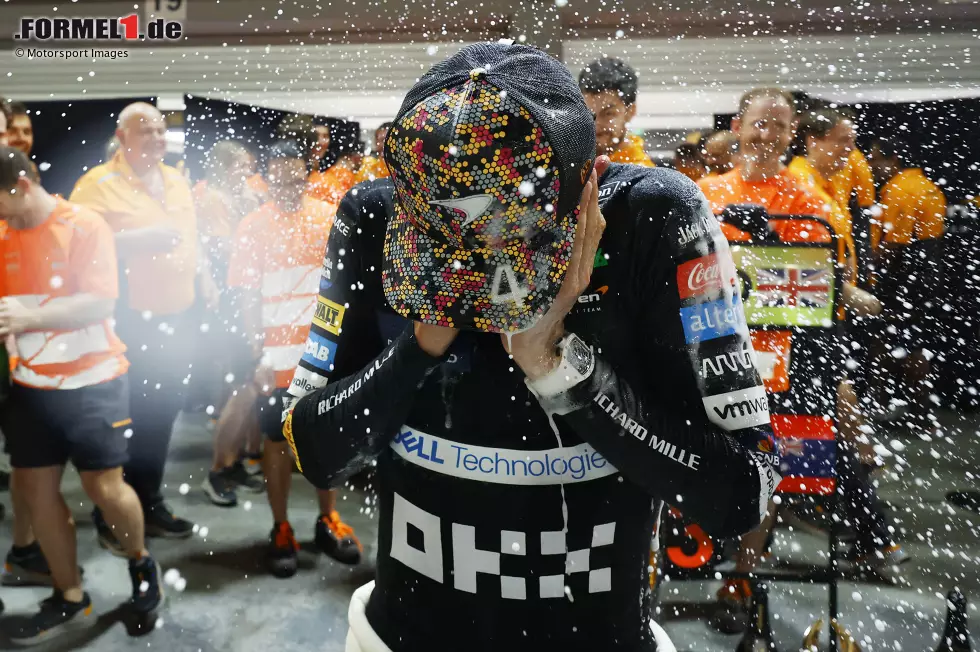 Lando Norris (Redaktion: 2) - Exakt so sehen wir das auch. Im ersten Stint deklassierte er das restliche Feld - hätte den Sieg aber eben auch fast weggeworfen. Die 2 bekommt er natürlich trotzdem, aber eine perfekte Leistung, die die Bestnote verdient, war es dann eben nicht. Foto zur News: Lando Norris (Redaktion: 2) - Exakt so sehen wir das auch. Im ersten Stint deklassierte er das restliche Feld - hätte den Sieg aber eben auch fast weggeworfen. Die 2 bekommt er natürlich trotzdem, aber eine perfekte Leistung, die die Bestnote verdient, war es dann eben nicht.