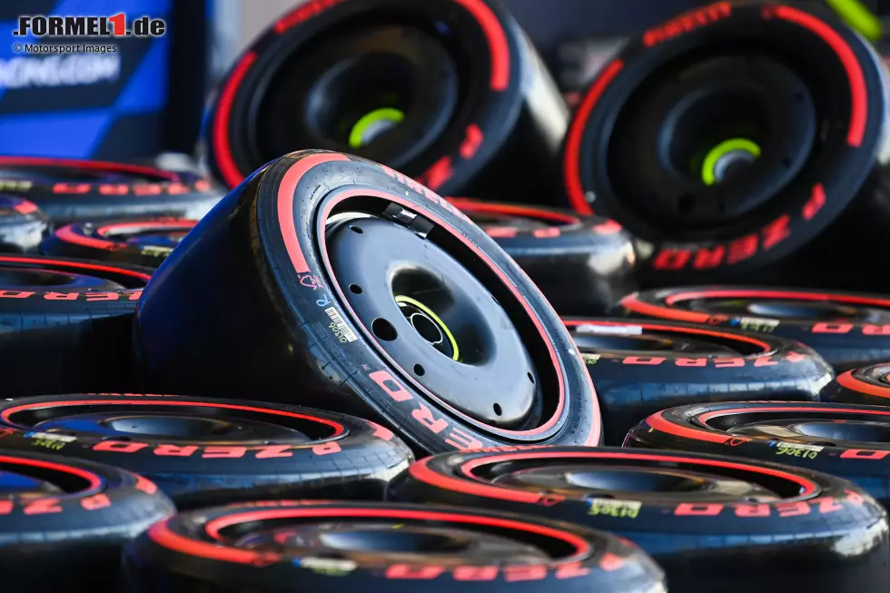 Insgesamt stellte Pirelli 8016 Reifensätze bereit, von denen 2718 Sätze (etwa 34 Prozent) nicht verwendet wurden. Foto zur News: Insgesamt stellte Pirelli 8016 Reifensätze bereit, von denen 2718 Sätze (etwa 34 Prozent) nicht verwendet wurden.
