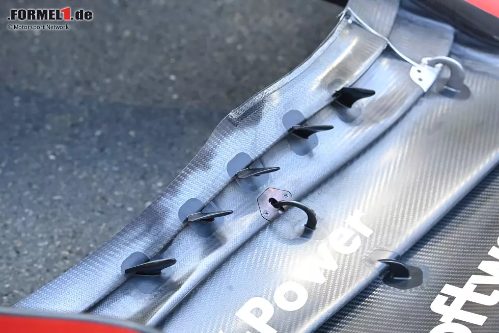 Ferrari hat im Rahmen des Updates für den Großen Preis von Saudi-Arabien an der Endplatte des Frontflügels gearbeitet, wobei der C-förmige Ausschnitt in der unteren Ecke wahrscheinlich auf einen verbesserten Outwash-Effekt abzielt. Foto zur News: Ferrari hat im Rahmen des Updates für den Großen Preis von Saudi-Arabien an der Endplatte des Frontflügels gearbeitet, wobei der C-förmige Ausschnitt in der unteren Ecke wahrscheinlich auf einen verbesserten Outwash-Effekt abzielt.