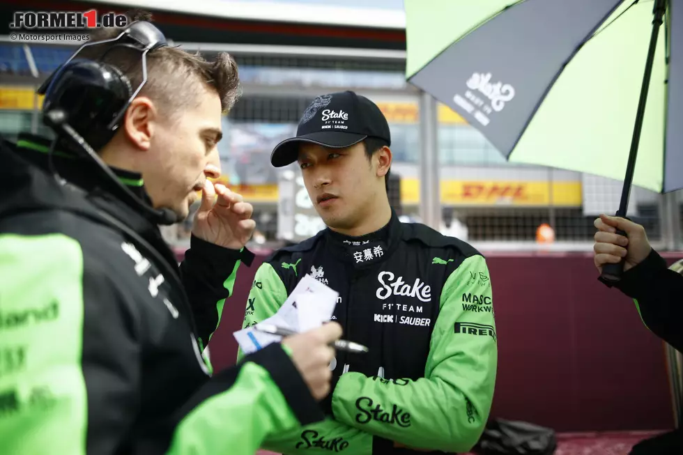 Foto zur News: Guanyu Zhou (Redaktion: 4) - In der Tat ist sein Rennen schwer zu bewerten, weil Sauber bei seiner Strategie fast alles falsch machte. Immerhin das Qualifying war solide, aber das alleine reicht uns dann auch nicht für eine 3.