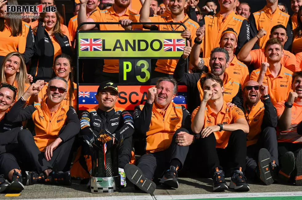 Lando Norris (Redaktion: 2) - Wir stellen uns die Frage, wie viel Schuld er selbst bei der Fehlentscheidung am Ende trägt? Hätte er den Medium fordern müssen? Letztendlich ein gutes Rennen, aber eben auch kein perfektes. Im Qualifying wäre zum Beispiel mehr drin gewesen, und auch beim Start verlor er zunächst einen Platz. Foto zur News: Lando Norris (Redaktion: 2) - Wir stellen uns die Frage, wie viel Schuld er selbst bei der Fehlentscheidung am Ende trägt? Hätte er den Medium fordern müssen? Letztendlich ein gutes Rennen, aber eben auch kein perfektes. Im Qualifying wäre zum Beispiel mehr drin gewesen, und auch beim Start verlor er zunächst einen Platz.